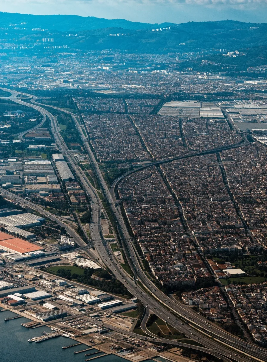 Vista aérea del área metropolitana de Barcelona con el puerto y el mar al fondo